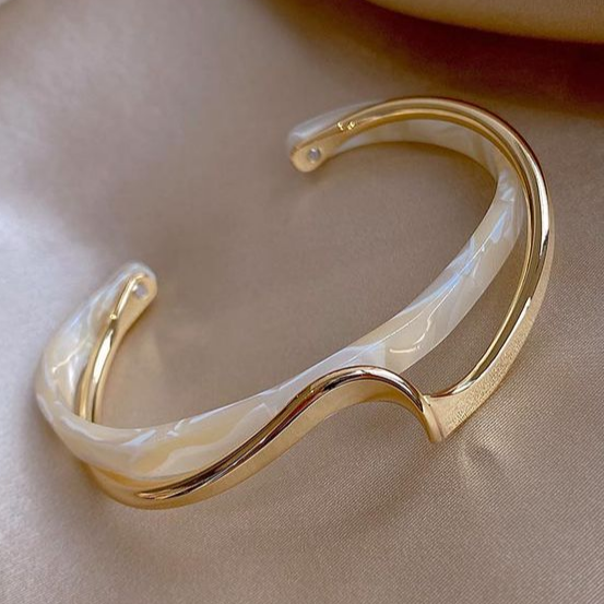 Élégante Bracelet en Or avec Opale Blanche